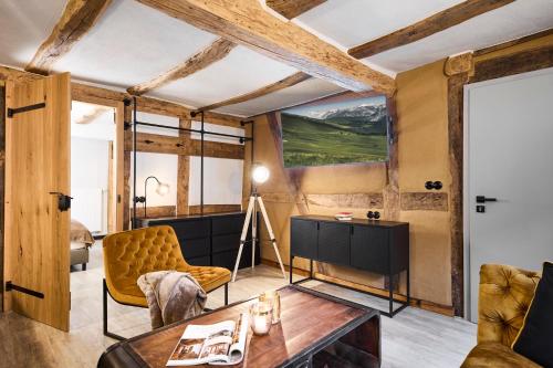 a living room with a painting on the wall at Vollmer's Hof in Bad Berleburg