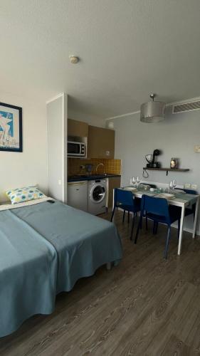Cette chambre comprend un lit, une table et une cuisine. dans l'établissement Cannes Apartment, à Cannes