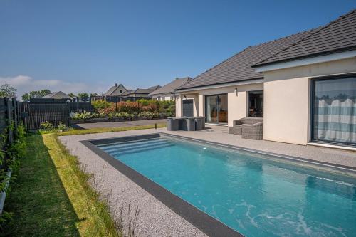 Bazén v ubytování La Maison du Bonheur - Private heated pool nebo v jeho okolí