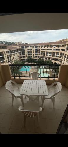 d'un balcon avec une table et des chaises offrant une vue sur la ville. dans l'établissement Cannes Apartment, à Cannes