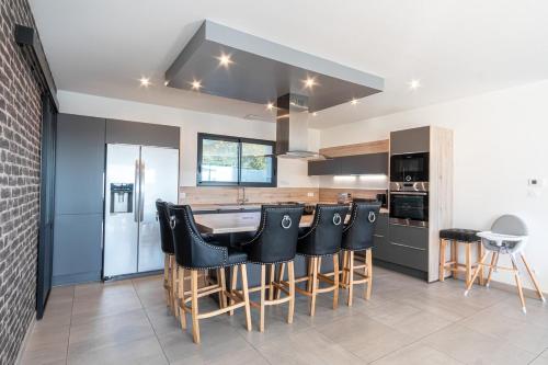 Kuchyň nebo kuchyňský kout v ubytování La Maison du Bonheur - Private heated pool