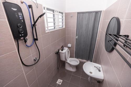 a bathroom with a shower and a toilet and a sink at Taiping Bali Home 5R3B, 7mins-Tpg Lake Gardens in Taiping