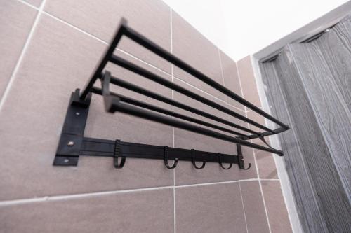 a metal towel rack on the side of a wall at Taiping Bali Home 5R3B, 7mins-Tpg Lake Gardens in Taiping