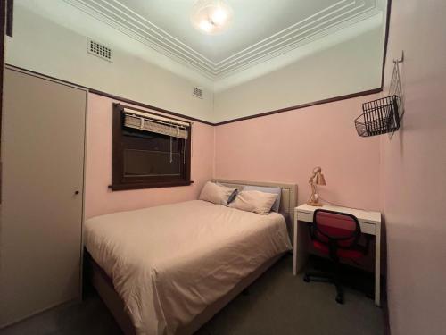Katil atau katil-katil dalam bilik di Airport Sharehouse