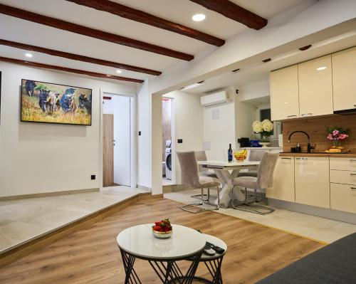 Bernard Deluxe Renovated Peaceful Old Town Gem