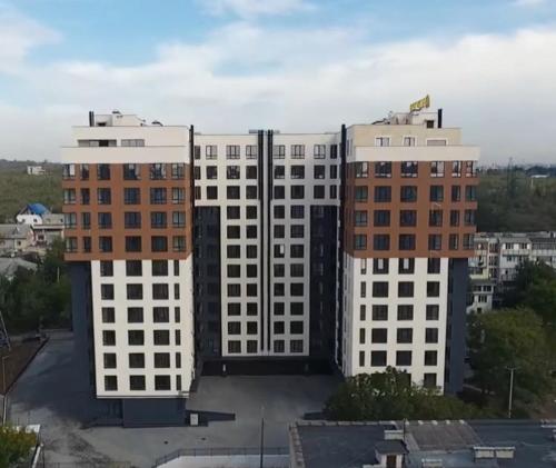 due alti edifici bianchi in una città di Gold a Chişinău