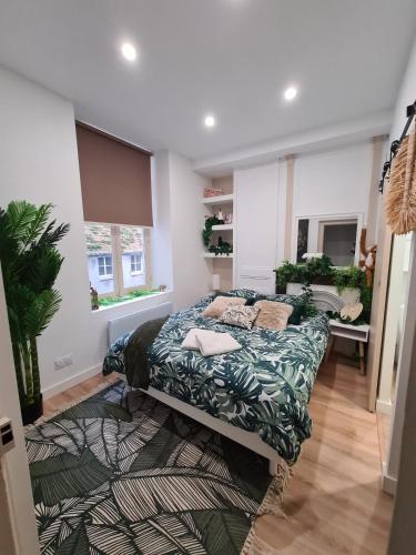 une chambre avec un lit dans une pièce dans l'établissement Jungle Évasion - Détente & Comfort, à Boulogne-sur-Mer