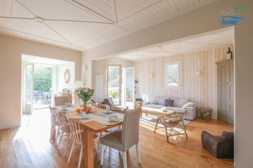 une salle à manger et un salon avec une table et des chaises dans l'établissement Villa Esperanza, à Mimizan-Plage
