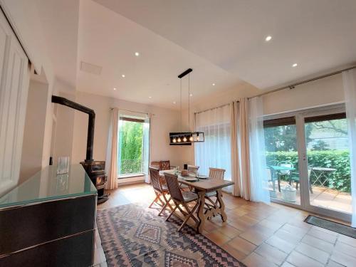 une salle à manger avec une table et des chaises dans l'établissement Magnifique Manoir proche Strasbourg et Europa Park, à Sand