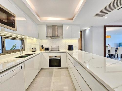 Η κουζίνα ή μικρή κουζίνα στο Stylish 2 Bedroom Apartment with pool access in Surin