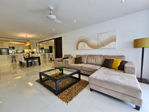 Χώρος καθιστικού στο Stylish 2 Bedroom Apartment with pool access in Surin