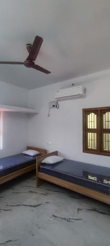Ένα ή περισσότερα κρεβάτια σε δωμάτιο στο Vel Murugan Home Stay