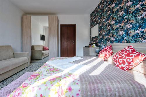 a bedroom with a bed with a floral wall at R & R Apartment - private room with shared bathroom in Venice