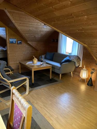 Posezení v ubytování Lysbøen Bua