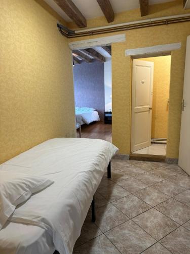 a bedroom with a white bed in a room at Duplex de groupe - 5 chambres avec SDB in Villandry