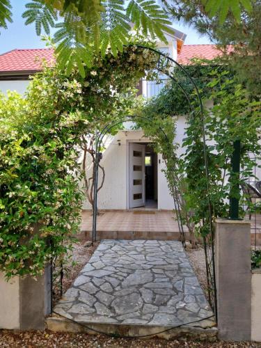 an archway in front of a house with a door at Apartments Filip & Nina in Vir
