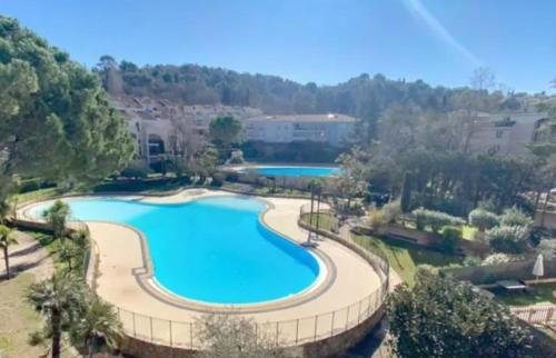 une vue aérienne d'une piscine dans un complexe hôtelier dans l'établissement Le Cigalon, à Mougins