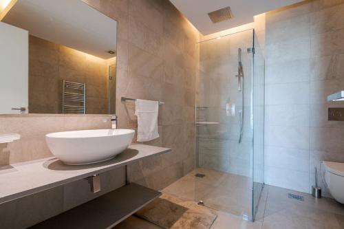 Ένα μπάνιο στο A prime and luxury 2 bedroom