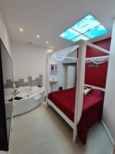 - une chambre avec un lit et un bateau dans l'établissement La Cachette des Murmures- Balnéo Privée I Détente, à Boulogne-sur-Mer