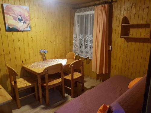 a dining room table and chairs in a room at POD SOSNAMI Ośrodek Wypoczynkowy Boszkowo Letnisko in Boszkowo
