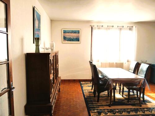 une salle à manger avec une table et des chaises dans l'établissement Spacieux appartement proche centre et piscine, à Condom