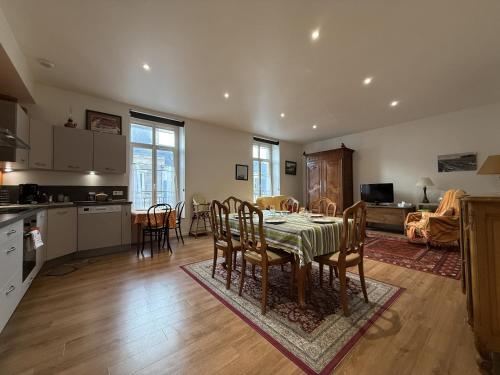 une cuisine et une salle à manger avec une table et des chaises dans l'établissement Le Chanzy - Centre - 7 pers - Reve au Mans, au Mans