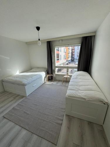 Voodi või voodid majutusasutuse 2 bedroom condo with a balcony in the center of Helsinki toas