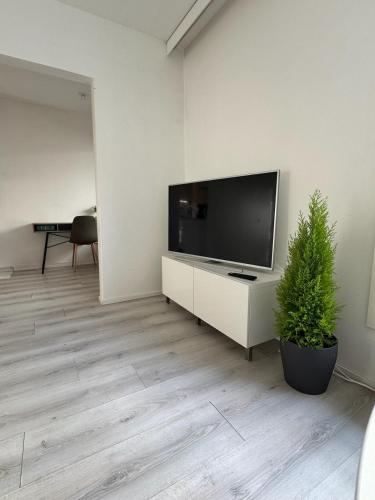 Televiisor ja/või meelelahutuskeskus majutusasutuses 2 bedroom condo with a balcony in the center of Helsinki