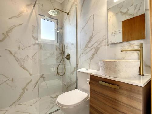 een badkamer met toilet en wastafel bij Zen House By The Madeira Luxury Collection in Arco da Calheta