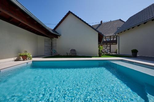 une piscine dans l'arrière-cour d'une maison dans l'établissement Le Clos de la Vieille Dame, à Sessenheim