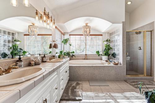 a bathroom with two sinks and a tub and a shower at ¤ Old Folsom La Boheme Artist Retreat + Jacuzzi ¤ in Folsom