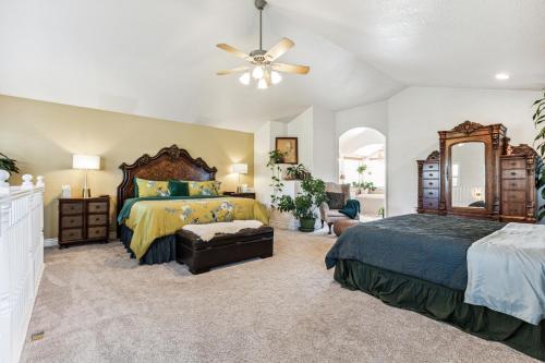 a bedroom with two beds and a ceiling fan at ¤ Old Folsom La Boheme Artist Retreat + Jacuzzi ¤ in Folsom