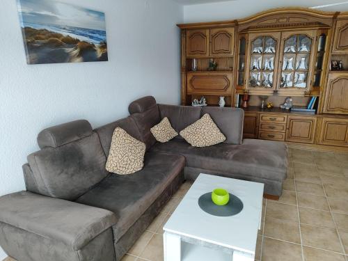 een woonkamer met een bank en een tafel bij Casa Ilona in Düren - Eifel