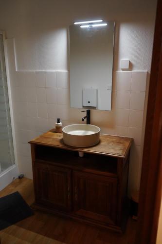 a bathroom with a sink and a mirror at Appartement Cime - Confort & Charme in Saint-Gaudens