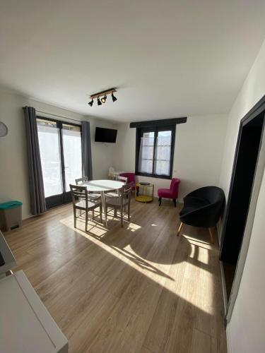 un salon avec une table et des chaises dans l'établissement Appt 5 personnes - 2 Chambres, terrasse et jardin, à Villandry