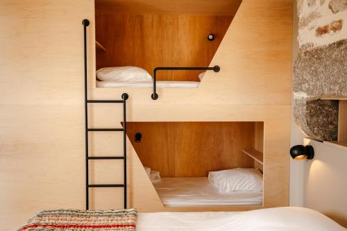 a room with two bunk beds and a bed at Dek in Landunvez