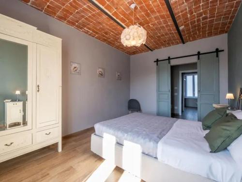 a bedroom with a large bed and a brick ceiling at Il Sogno di Elisa Country House in Calosso