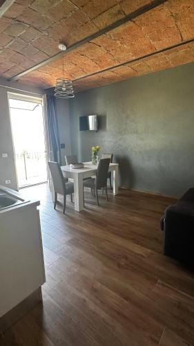 a dining room with a white table and chairs at Il Sogno di Elisa Country House in Calosso