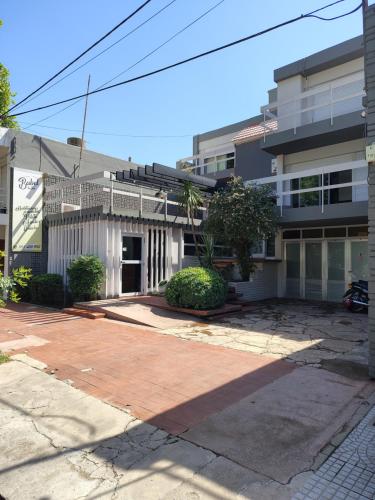 an empty parking lot in front of a building at Babel Hostal in Villa María