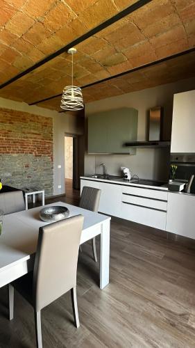 a kitchen and dining room with a table and chairs at Il Sogno di Elisa Country House in Calosso