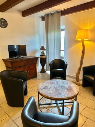 un salon avec une table et des chaises dans l'établissement Maison de village corse, à Cognocoli-Monticchi