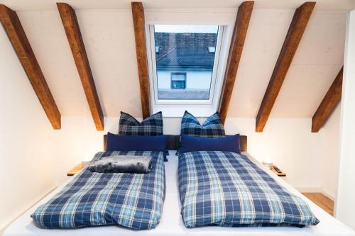 due letti in una stanza con finestra di AMBERG APART - Apartment-Wohnung 3 - Wohnraum auf Zeit ad Amberg