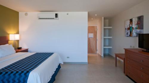 Ένα ή περισσότερα κρεβάτια σε δωμάτιο στο Holiday Inn Express Cabo San Lucas by IHG
