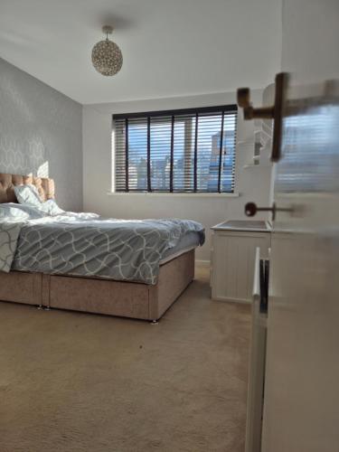Ένα ή περισσότερα κρεβάτια σε δωμάτιο στο Three bedroom house with a garden