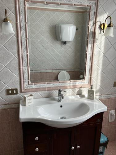 a bathroom with a sink and a mirror at Le Querce in Montecchio