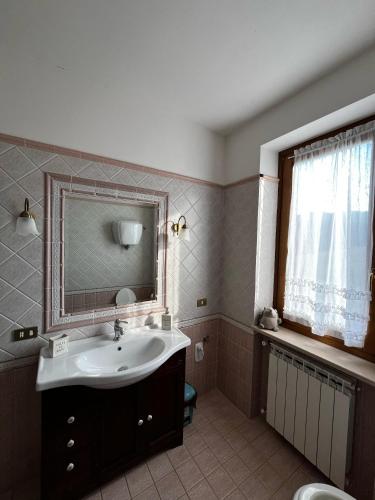 a bathroom with a sink and a mirror at Le Querce in Montecchio