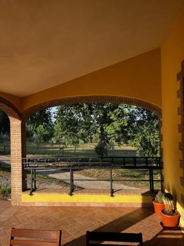 an archway in a building with a view of a park at Le Querce in Montecchio