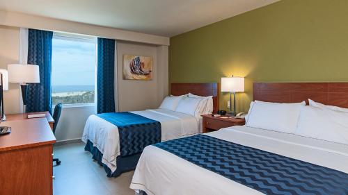 Postel nebo postele na pokoji v ubytování Holiday Inn Express Cabo San Lucas by IHG