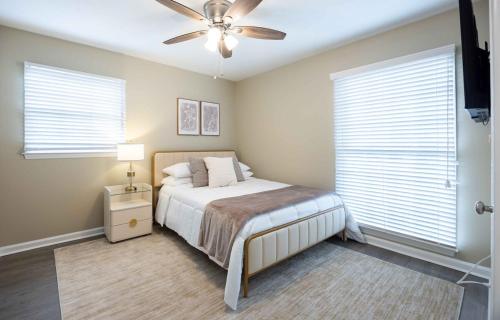 Ένα ή περισσότερα κρεβάτια σε δωμάτιο στο 4-Bed Haven Pool Table, Shuffleboard Massage Chair close to Fort Benning and downtown