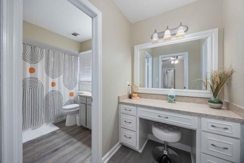 Ένα μπάνιο στο 4-Bed Haven Pool Table, Shuffleboard Massage Chair close to Fort Benning and downtown